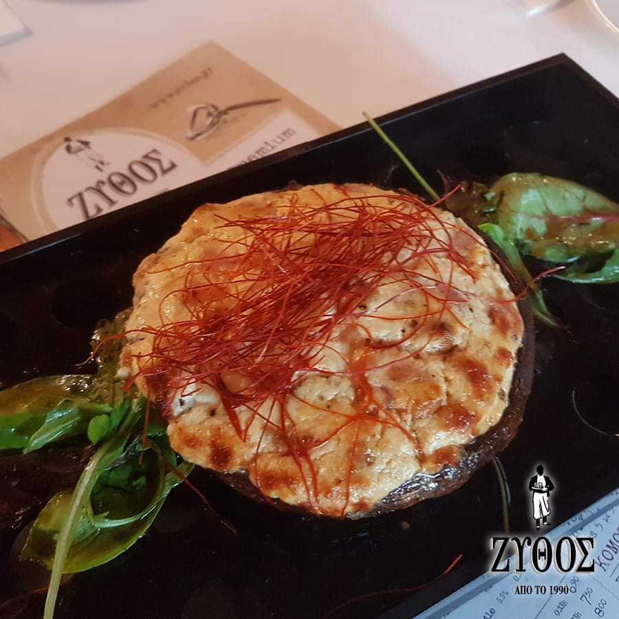 Portobello γεμιστό με κατσικίσιο τυρί, φουντούκι, μπέικον και ίνες τσίλι
